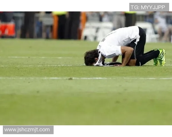 小牛在绿茵场上崭露头角成为新一代足球明星的故事